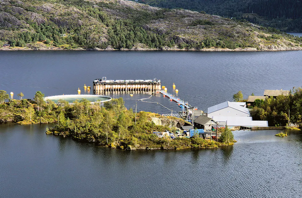 STATEN USAMD MED STATEN: Statsforvaltaren i Vestland og Fiskeridirektoratet har ulikt syn på korleis søknaden frå Lerøy Sjøtroll om nye lukka anlegg ved Sagen bør handterast. Direktoratet meiner at kravet om å laga reguleringsplan kan vera i strid med nasjonale føringar.