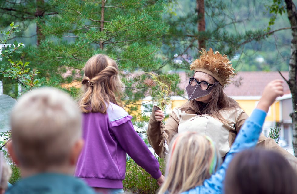 SPÅDOM: Gauken Kiki spår at denne jenta skal drøyma om kven ho skal gifta seg med i natt – viss ho legg ein blom under puta.