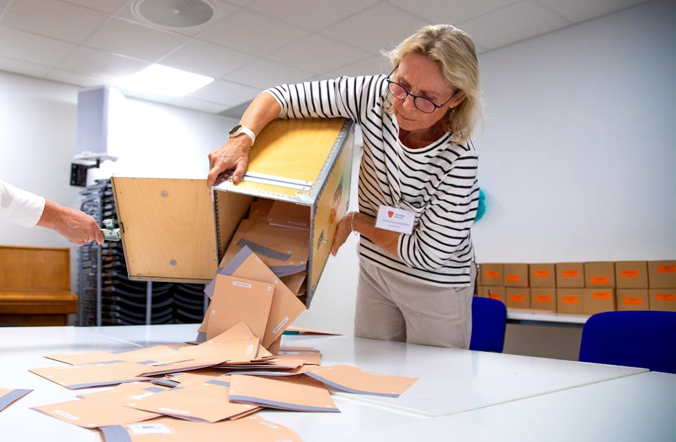 KLAR FOR TELJING: Her tømmer valmedarbeidar Anne Kjersti Steinsvoll Nordbygda-stemmene utover bordet på biblioteket måndag kveld.