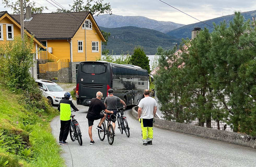 MÅTTE HA HJELP: Den polske bussen som sette seg fast i Hagabotnane sist veke tydeleggjorde behovet for utbetring av vegen.