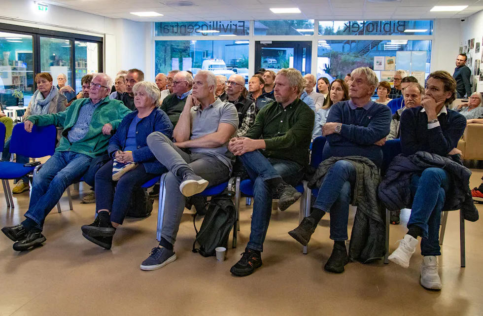 MANGE ENGASJERTE: Biblioteket var fullt då Vestland fylkeskommune inviterte til møte om planane for fv. 49 over Eikedalen, med «kort» tunell ned til Steinsdalen i Kvam.