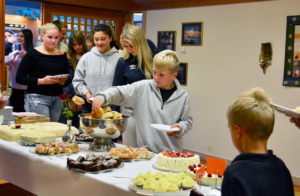 FESTMAT: Kakekøen strekte seg heilt frå kyrkjerommet og inn til det velfylte bordet.