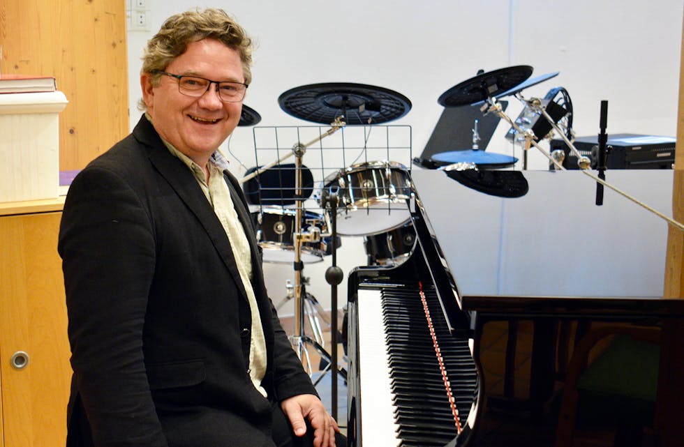 SPELEGLAD: Samnanger sin nye kantor, Olav Hugaas, omtalar seg sjølv som meir pianist enn organist. Her ved flygelet i kyrkja på Haga.