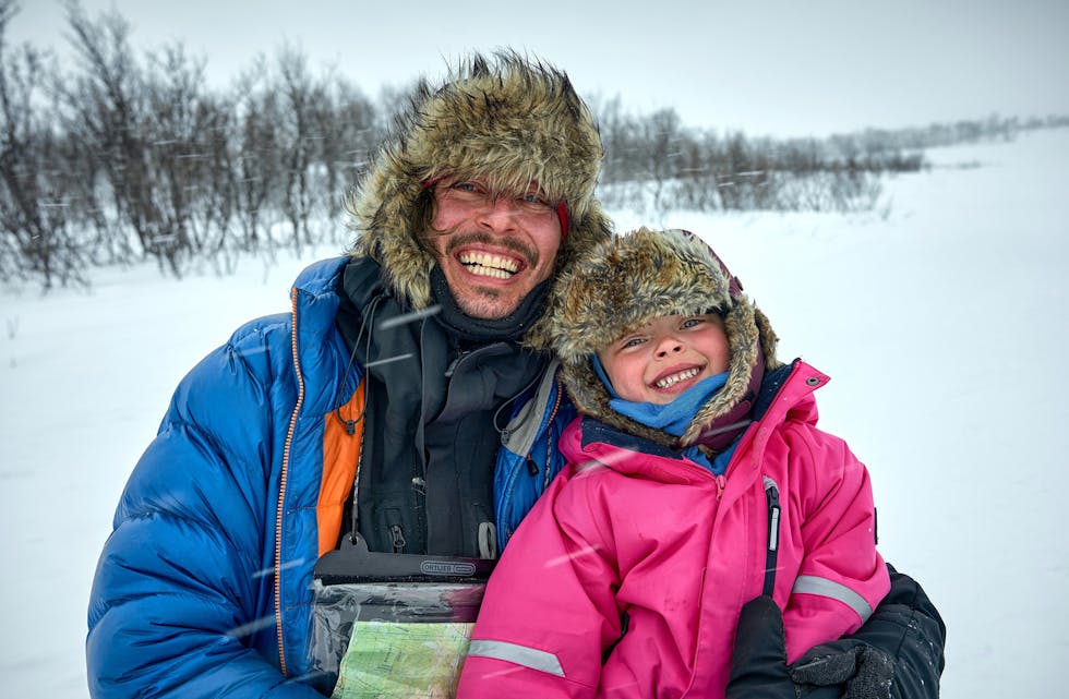 TRIVST UTANDØRS: Alexander Read og dottera Mina er drivne friluftsentusiastar. Laurdag kjem Alexander til Nordbygda grendahus for å prøva å smitta samningane med turgleda si.