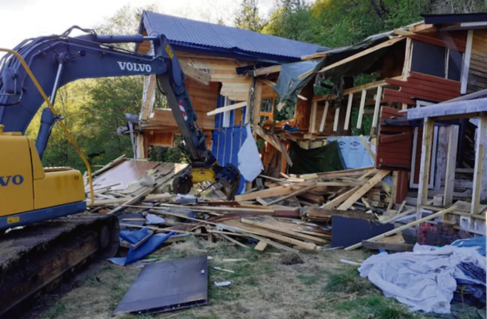 KOMMUNEN TOK AFFÆRE: I mai i fjor vart det ulovlege bygget rive av Samnanger kommune.