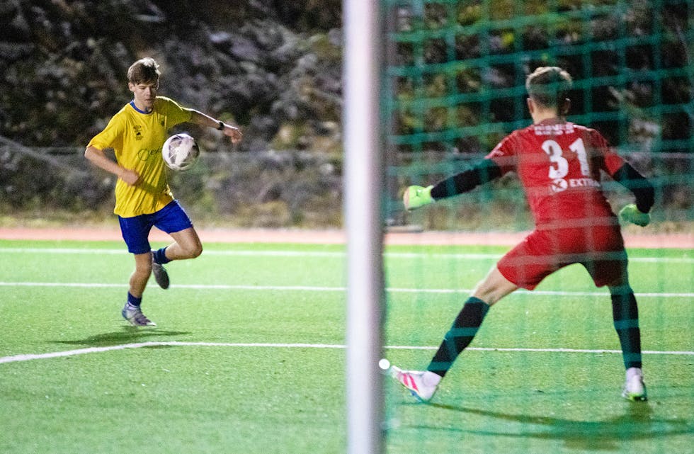TOPPSKÅRAR: Elias Eikeland (17), her i aksjon under siste heimekamp, mot Radøy 2. Biletet er teke rett før han set ballen i nettet – nok ein gong.
