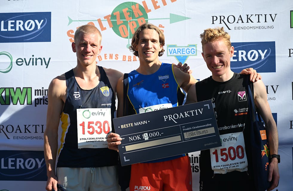 DEI BESTE: F.v. Joel Dyrhovden saman med vinnar Anders Sommer og Halfdan E. Fårø som fekk 4. plass.