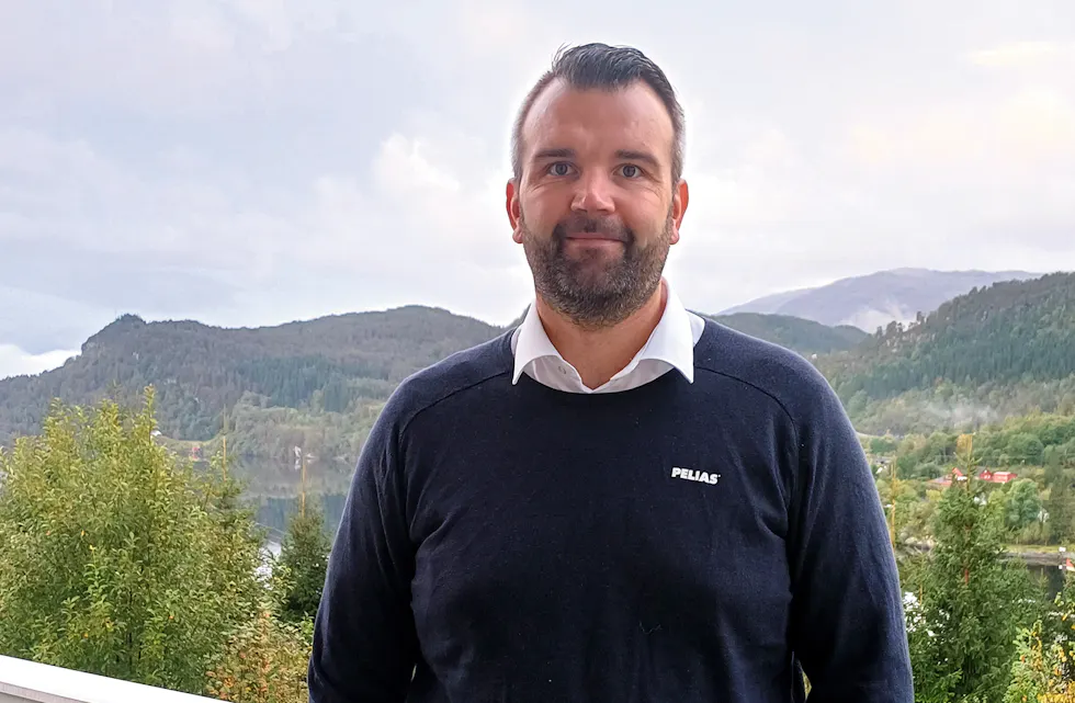 TRIVST I SAMNANGER: – Det er viktig for meg å sjå sjøen, seier Stian Haukenes som har busett seg i Storhaugen saman med familien.