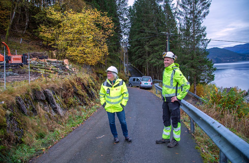PÅ PLASS: Prosjektleiar Tone Tysseland Holmefjord og dagleg leiar i Odland Maskin AS, Frode Odland, er glade for at arbeidet i nedre del av Hagabakkane er påbegynt.