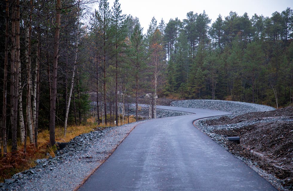 FORVANDLING: Slik ser vegen opp mot skytebana ut no. Målet til Aker BP er å bli heilt ferdig med arbeidet her i løpet av desember.