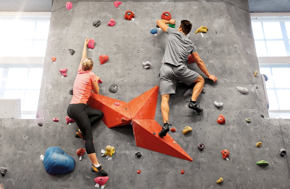 ØKONOMISK HJELP: Mange treningstilbod, som til dømes buldring, kostar pengar å delta på. Dårleg råd skal ikkje hindra nokon i å ha ei aktiv fritid, meiner Samnanger kommune.