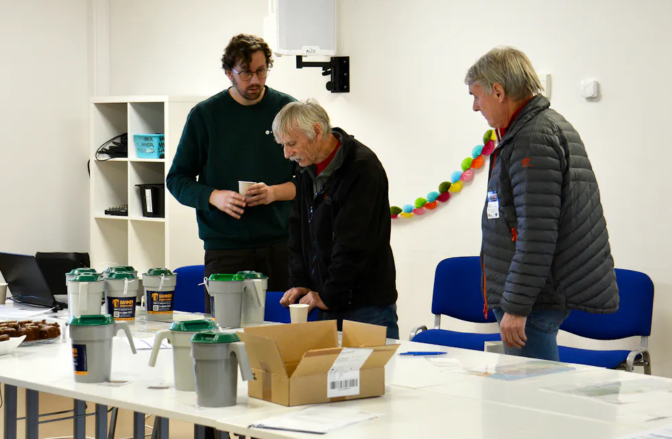 KLARE FOR INNSAMLING: F.v. kulturkonsulent Daniel Borge Kristensen studerer rodene saman med bøsseberarane Vigleik Tysseland og Svein O. Aadland.