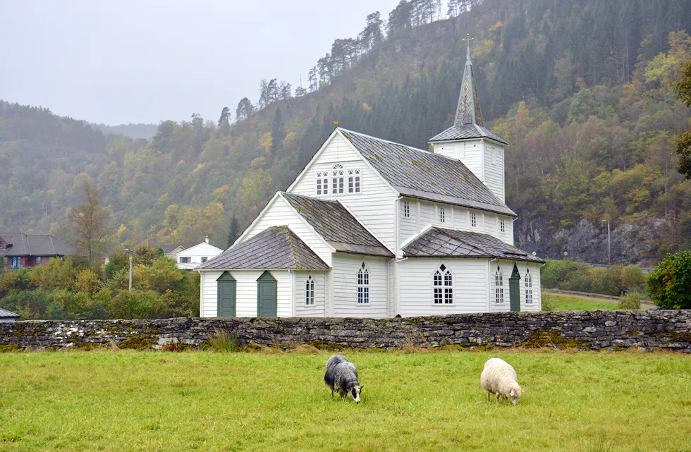 NYE TIDER: Heretter treng ikkje kyrkjetenaren klatra til topps i klokketårnet for å ringja med klokka i Ådlandskyrkja.