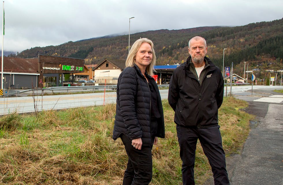 STORE PLANAR: Kommunalsjef for samfunnsutvikling, Veronika Skiftesvik Natås, og einingsleiar for teknisk forvaltning, Jan Egil Leirstein, håpar den nye områdeplanen kan gjera Bjørkheim til eit attraktivt og folksamt sentrum.