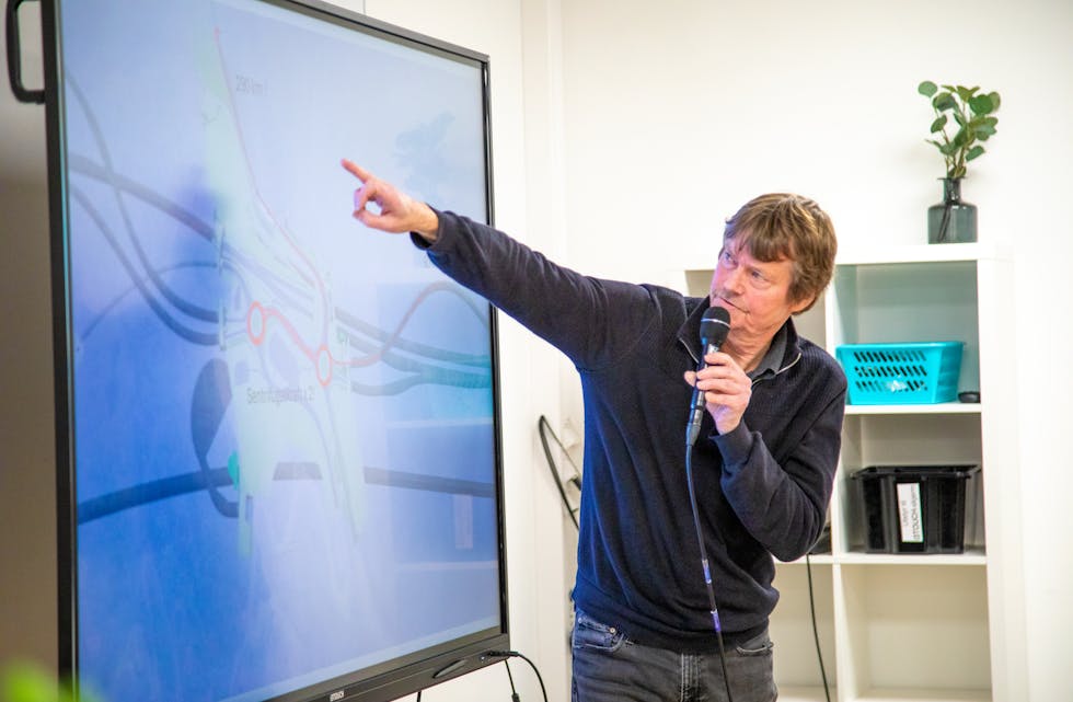 AUSA AV SIN KUNNSKAP: Nyleg var Idar Reistad, prosjektleiar for Fellesprosjektet Arna-Stanghelle, på biblioteket for å fortelja om planane for veg og tunell. Pensjonistforbundet Samnanger lytta og stilte spørsmål.