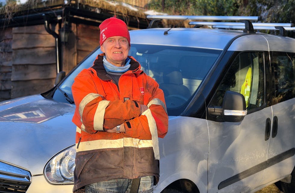 HAR FLEIRE BILAR: – Denne går på diesel, seier varaordførar og bonde Arild Røen om varebilen han brukar mest. – Men me har ein familiebil som går på straum, og som er langt rimelegare i drift.