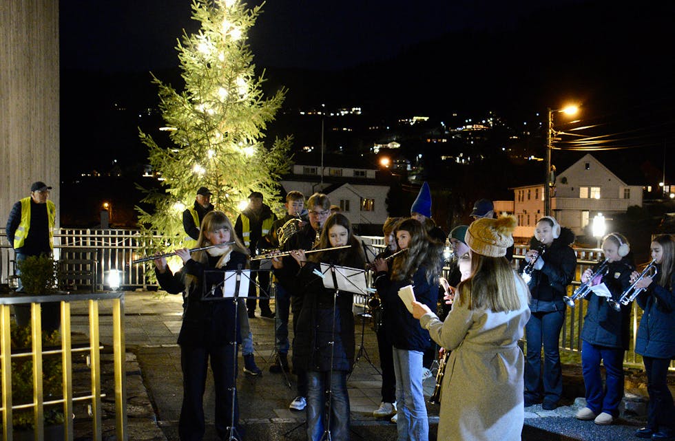 STEMNINGSFULLT: Lions-klubben og skulemusikklaget har halde tradisjonen med julegrantenning utanfor Samnangerheimen ved like i snart femti år.