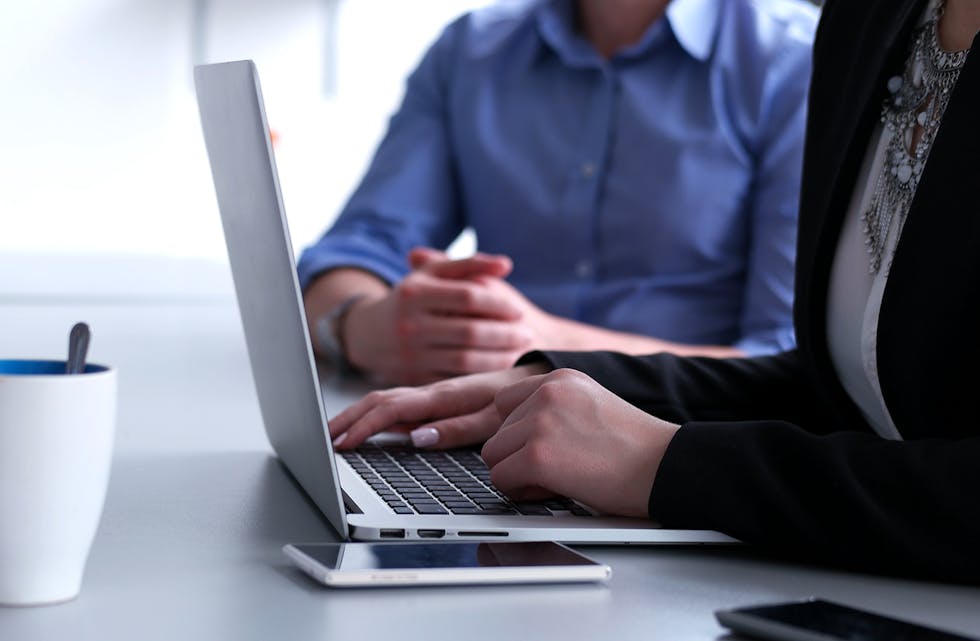 SKAL FÅ HJELP: Samningane skal få ein eigen klageinstans som kan hjelpa når dei møter problem i det offentlege byråkratiet.