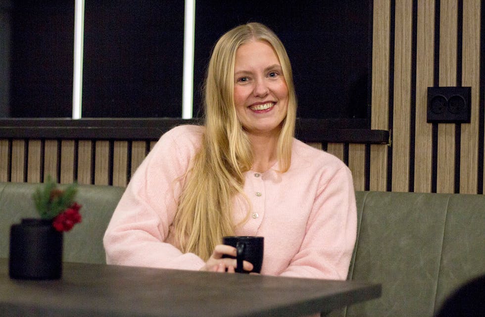 MANGLAR MØTEPLASSAR: Jenny Ofrim Bruvik etterlyser fleire stader der unge vaksne kan møtast og sosialisera seg. Her er ho på Bjørkheim kro og motell, ein av svært få moglege møteplassar i bygda.