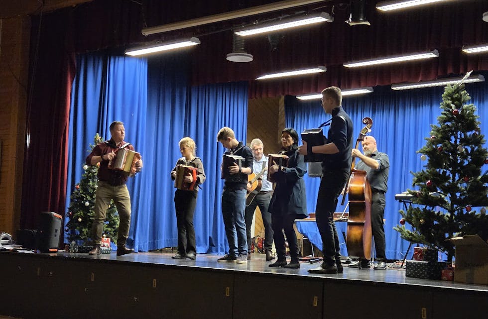 SKAPTE LIV I GRENDAHUSET: Toradarfamilien Tørstad/Litangen nytta juleferien til å bidra på leiknemnda sitt romjulstreff. Tom-Kjetil og Monica med borna Thelma, Thias og Torjus.