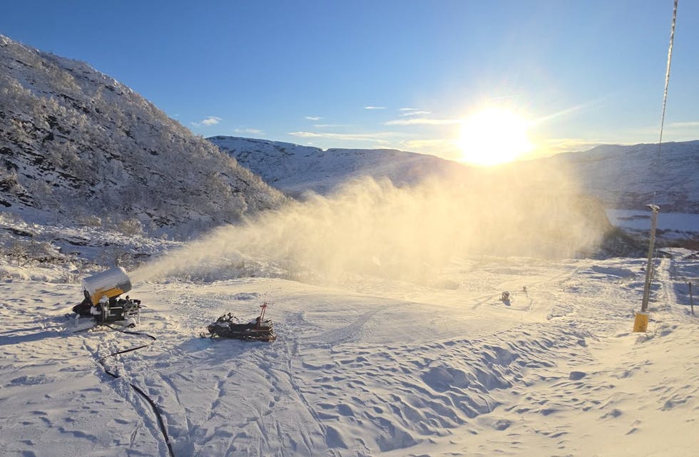 JOBBAR PÅ: Kuldegradene er på plass, og då kjem kunstsnøen i Eikedalen Skisenter etter.