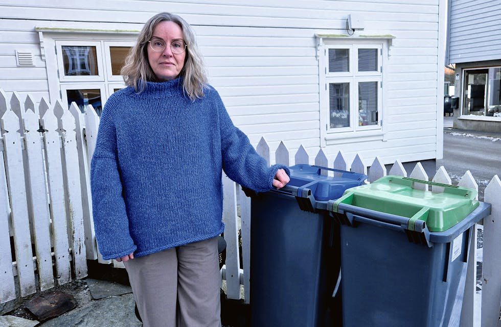 SA NEI: – For meg som einsleg er det meir enn nok med to slike store og stygge bossdunkar utanfor huset mitt, seier Elna Wisnæs på Tysse.