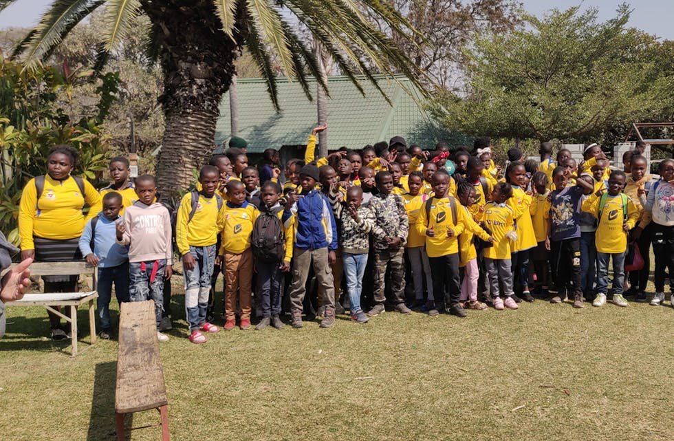 VIKTIG MOGLEGHEIT: Samnanger Faith Academy har 300 elevar og 21 tilsette. Skulen gjev eit tilbod til dei som ikkje alltid kan betala skulepengar frå månad til månad. Her frå ein ekskursjon for elevane på 3. til 7. trinn.