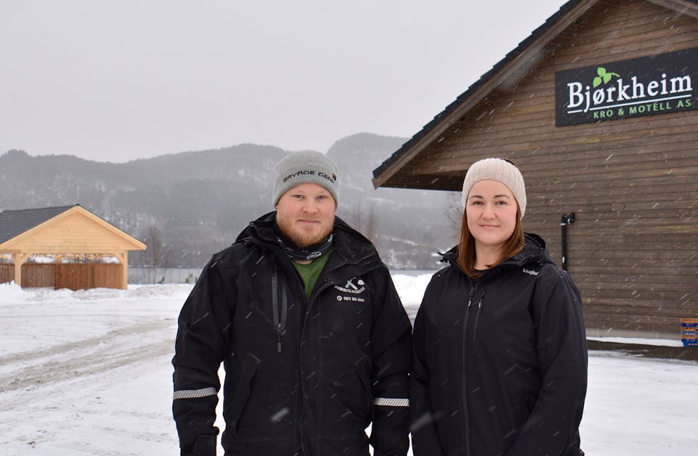 IDÉMAKARANE: I juni kan Mia-Linn og Fredrik Øpstad-Gjerde ønskja bygdefolk og tilreisande velkomne til festival på Bjørkheim. Her står dei framfor delar av festivalområdet, som vil vera både grønt og sommarleg om nokre få månader.
