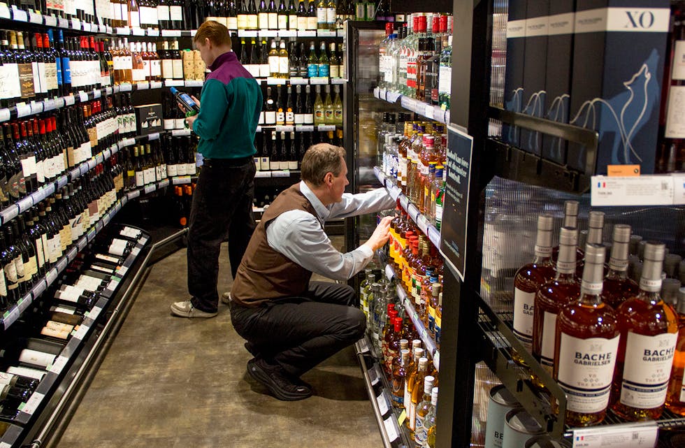 STADIG NYE: – Det kjem framleis kundar som akkurat har oppdaga polet her, fortel tilsett ved Vinmonopolet på Bjørkheim, Eystein Markmanrud. Han seier fredag ettermiddag er den desidert travlaste tida.