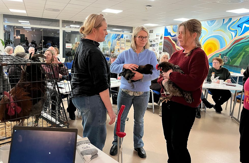 KJELDE TIL KUNNSKAP: Mange nytta sjansen til å slå av ein prat med Stina Melin (t.v.) etter foredraget.