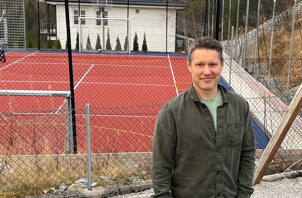 DUGNADSPROSJEKTET: Sigurd Hadeland Thieme er stolt over kva dei har fått til på Lønnebakken. Nærmiljøanlegget er mykje brukt både av dei som bur her og andre som tek turen innom.