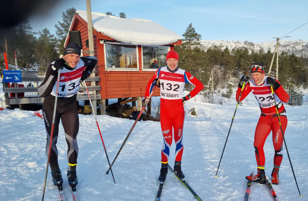 MEDALJEVINNARAR: Joel Dyrhovden (t.v.) vann herreklassen. Til høgre bronsevinnar Ruben Dyrhovden, og i midten vinnar av veteranklassen, Bjarte Henry Jordal.