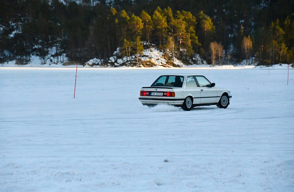 ULOVLEG PÅ NYTT: Bilkøyring på Sævildvatnet har vore gjennom ei berg-og-dal-bane av lovtolkning sidan januar. No er køyring på vatnet igjen ulovleg.