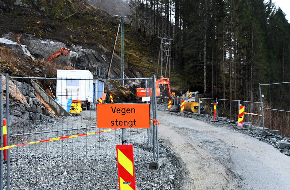 STENGT: Arbeidet med å utbetra vegen i Hagabakkane har vore i gang sidan oktober i fjor.