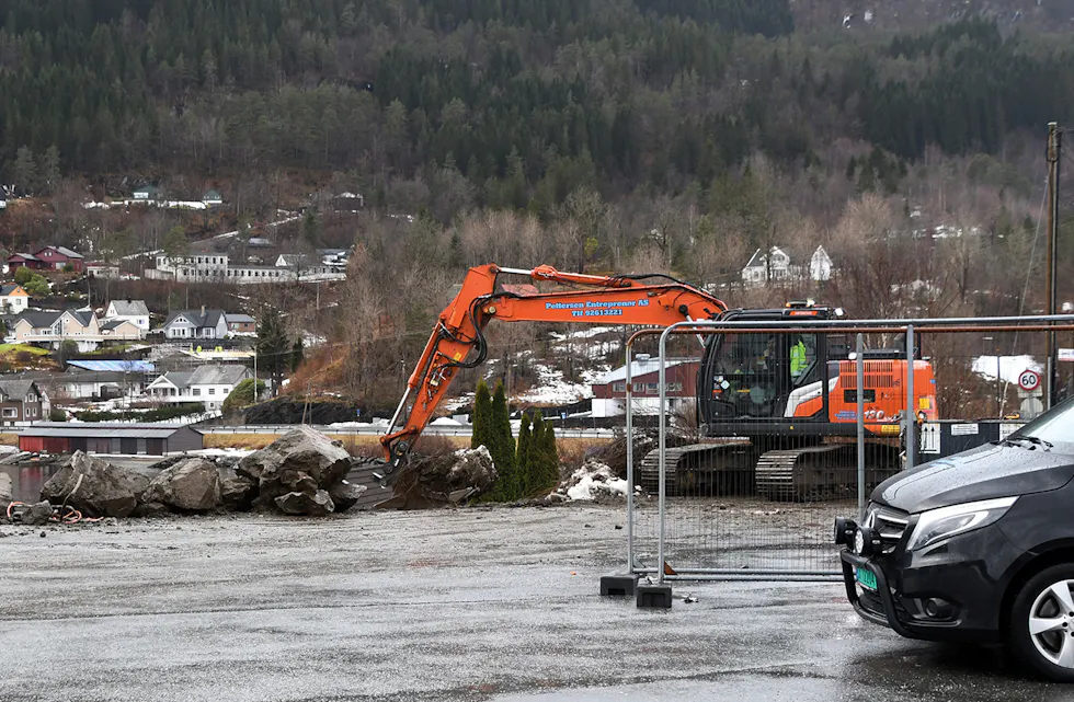 I EMNING: Grunnarbeidet har så vidt kome i gang utanfor Bjørkheim kro og motell. Eviny håpar at ladestasjonen er klar til månadsskiftet mai/juni.