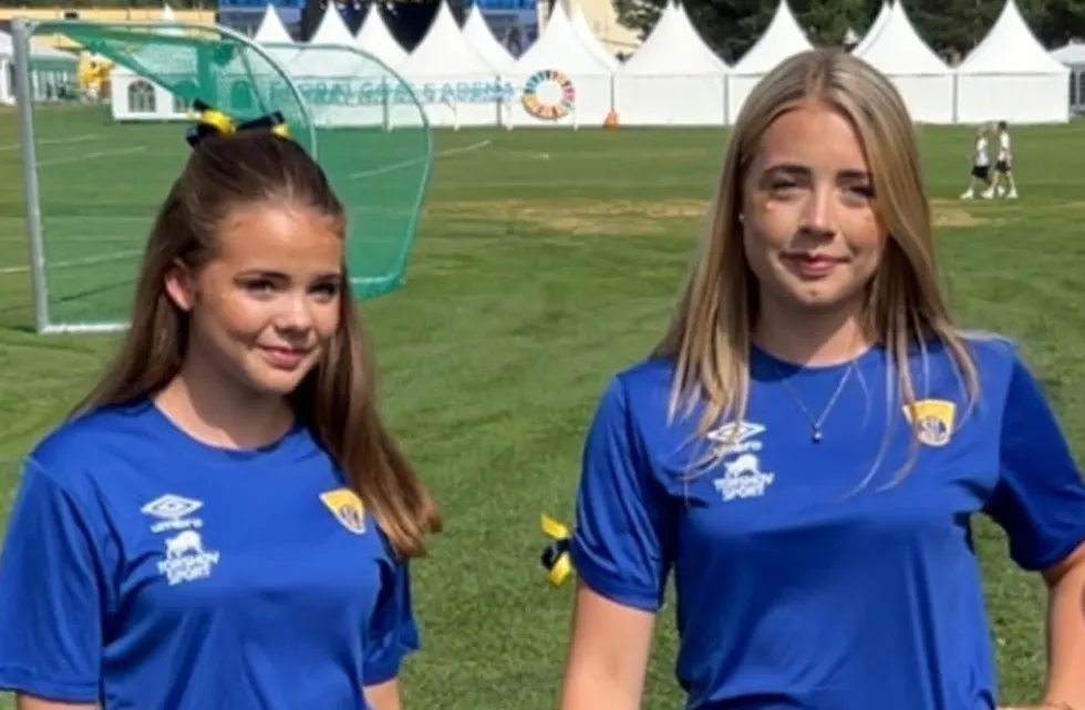 FØREBILETE: Vinnarar av ungdomsprisen, søstrene Nora (t.h.) og Adele Liøen Tveiterås under Norway-Cup 2025.