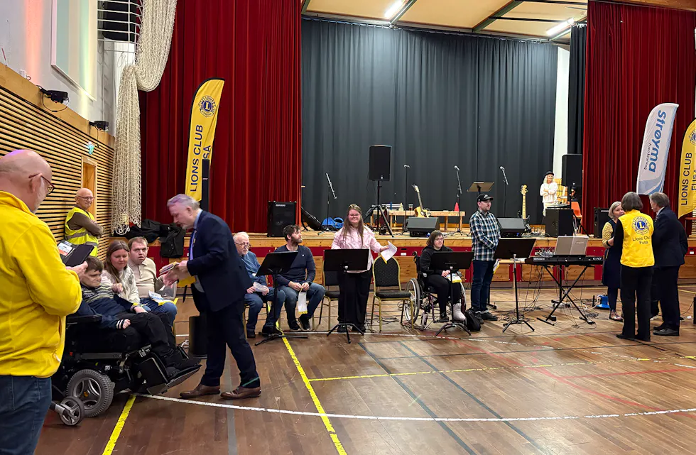 EIN KJEKK KVELD: Tutti Frutti frå Samnanger gledde gjestane både på og utanfor dansegolvet. Her får dei pins og vimplar frå representantane i Lions Noreg.