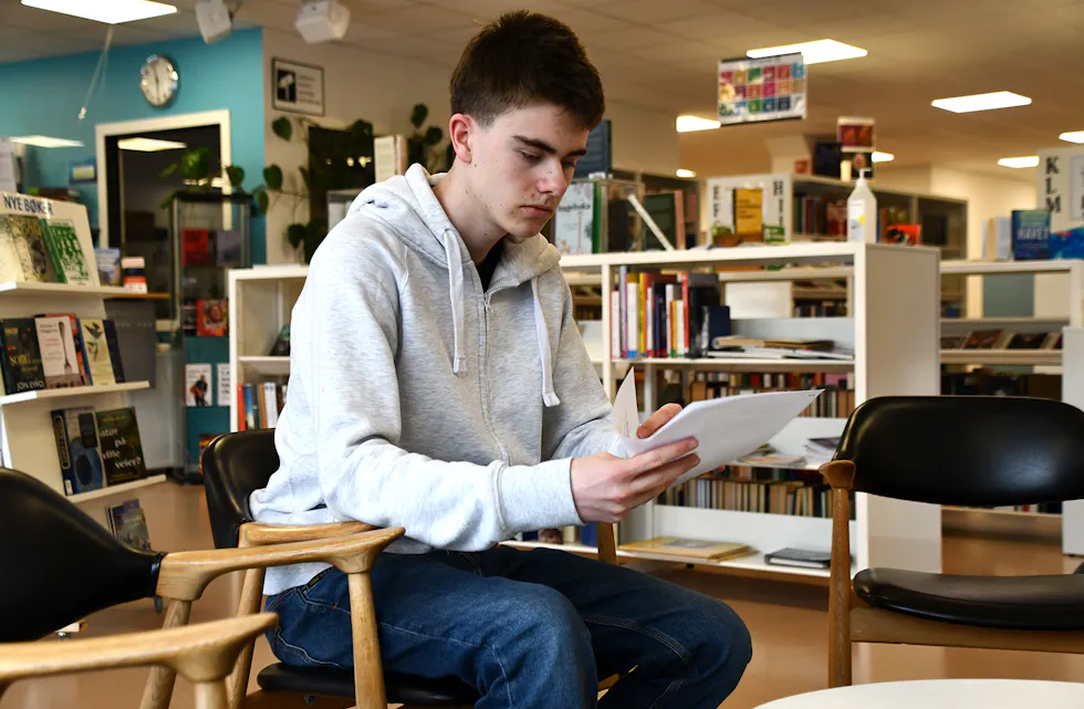 ENGASJERT: Carl Fossdal Tveit er leiar i Samnanger ungdomsråd og elevrådsleiar ved Fusa vgs. No engasjerer han seg sterkt i saka om framtida til studiespesialisering på skulen.