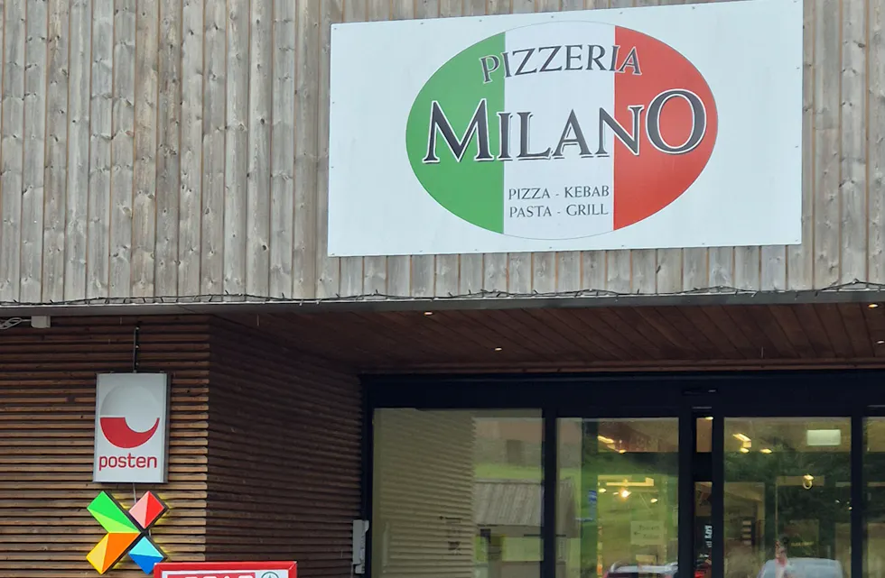 MISVISANDE: Eitt år etter at Pizzeria Milano miste serveringsløyvet heng dette skiltet framleis over inngangspartiet på Bjørkheim senter. Eit nytt firma står no klart til å overta, men må først få ja frå kommunen.