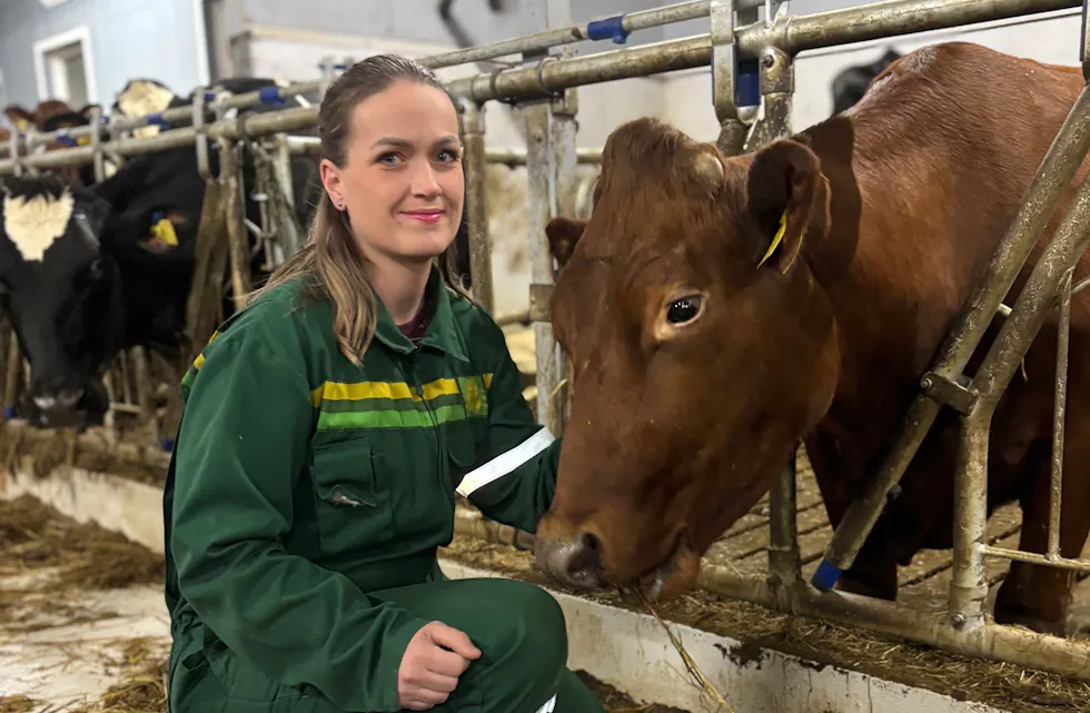 ER OPPTEKEN AV DYREVELFERD: Caroline er glad i dyra på garden. Dei får godt stell, god mat og mykje nærkontakt både med vaksne og born.