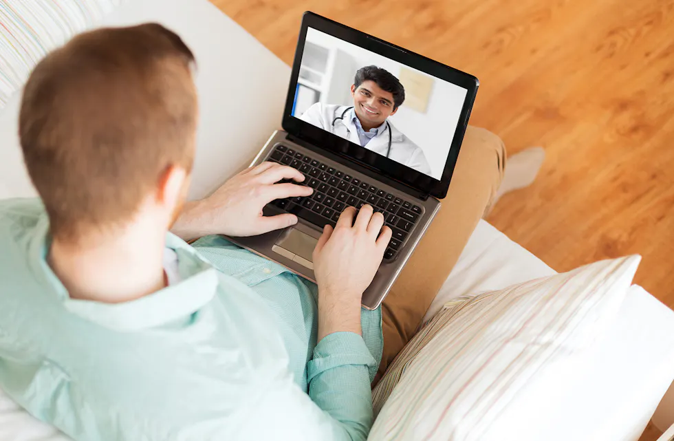 LEGETIME FRÅ SOFAEN: Den nye fastlegeforskrifta opnar for at pasientar kan ha digitale konsultasjonar med fastlegen sin.