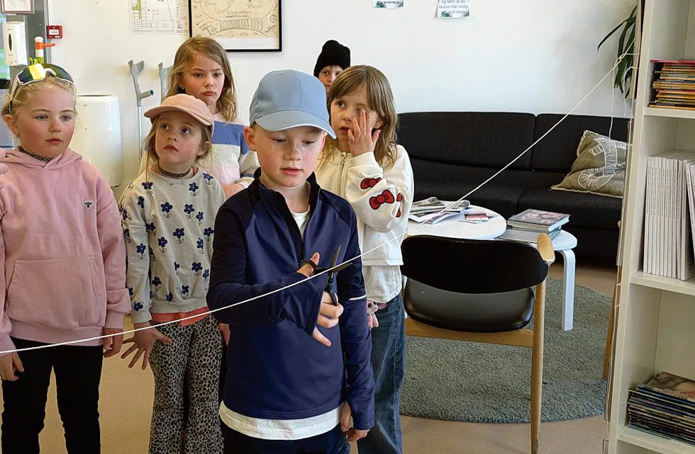 HØGTIDELEG: Olai fekk æra av å klippa snora, og så var bok-utstillinga opna.