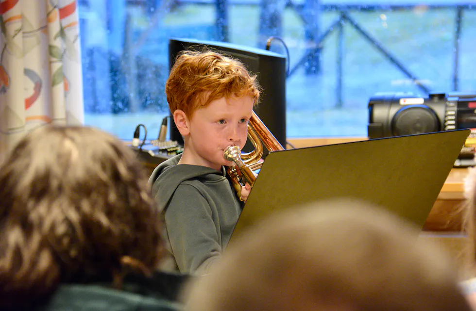 SCENETRENING: Kulturskuleelevane har tilbod om å spela på huskonsertar to gonger i året. Dette er uformelle lågterskelkonsertar der dei får øva seg på å spela framfor eit publikum, ta imot applaus og bukka fint til slutt. Thomas Tømmerbakk Erstad (8) spelte trombone på ein av dei tre konsertane som var i veka før påske.