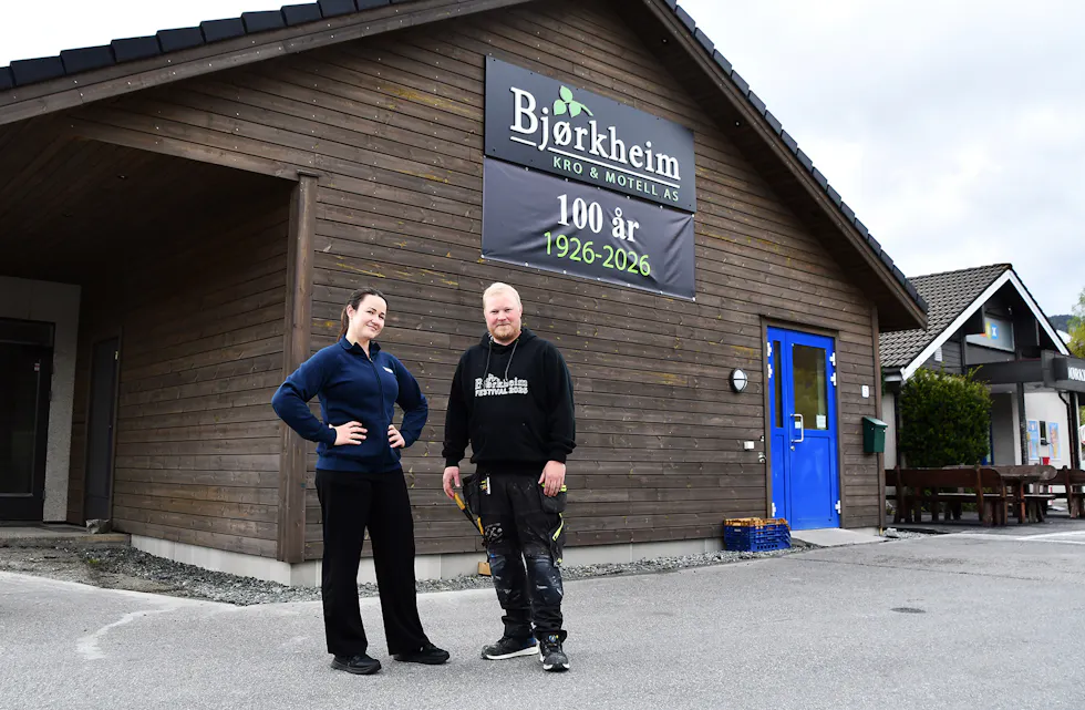 FESTIVALKLARE: Mia-Linn Øpstad-Gjerde og Fredrik Stikholmen Øpstad-Gjerde er klare for den første festivalen til kroa nokosinne.
– Me meiner bygda treng dette, og det merkar me på responsen, seier Fredrik.