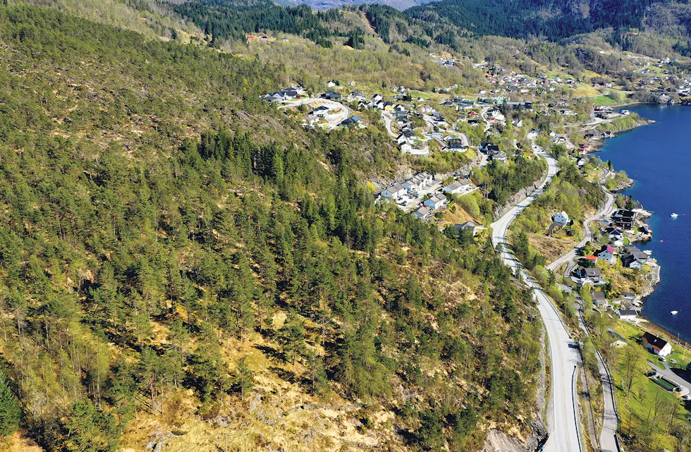 STORT POTENSIAL: Her framfor busetnaden i Helgatona ligg arealet som er til sals. Meir enn halvparten er allereie regulert til bustadbygging.