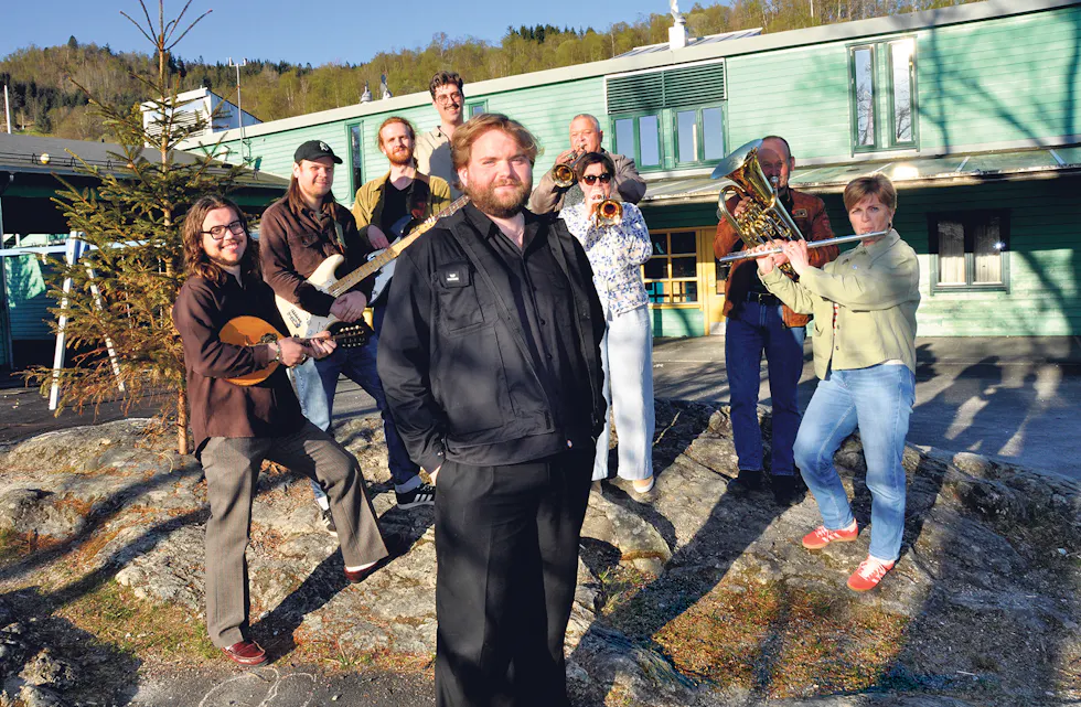 KLARE FOR VAMP: Eit stort samarbeidsprosjekt er i ferd med å ta form i Samnanger. Her er eit knippe sentrale aktørar som førebur «Vamp i elvabrus». Bak f.v. Andreas Siem (gitar, mandolin, keyboard, vokal), Odd Erlend Mikkelsen (el-gitar og steelgitar), Jone Finne Kuven (bass), Birger Buland (vokal), Geir Haugen (komitéleiar), Gunn Østvik Petersen (leiar i Tysse og Nordbygda musikklag), Arve Skåtun (leiar i Holmefjord musikklag) og Anne Gro Aadland (kasserar i Tysse og Nordbygda musikklag). Framme: Vegard Lemme (bandleiar og musikalsk ansvarleg).