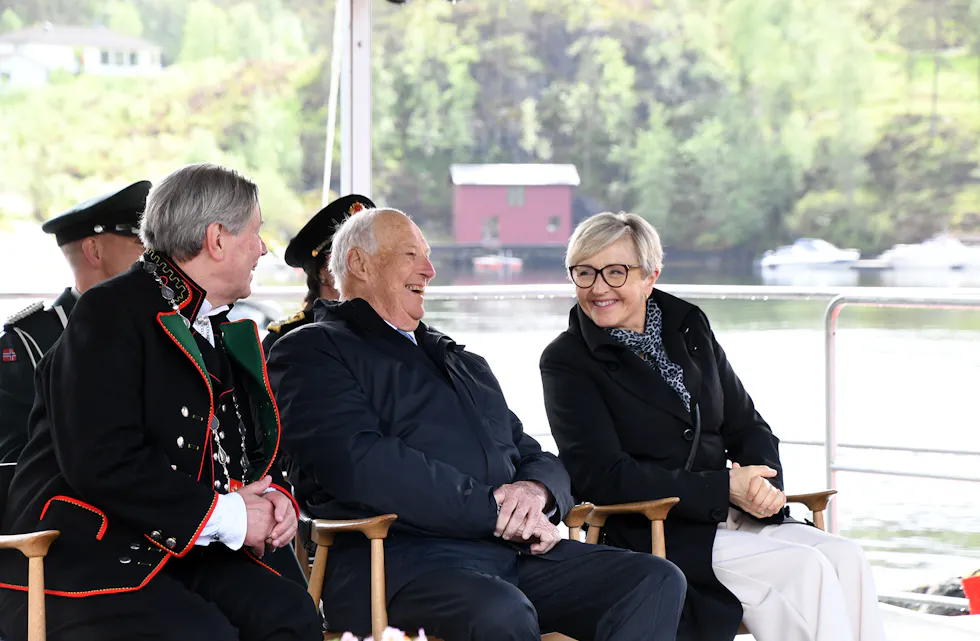 I GODT HUMØR: HM Kong Harald såg ut til i kosa seg under besøket i Samnanger. Her i passiar med ordførar Karl Kollbotn og statsforvaltar Liv Signe Navarsete.