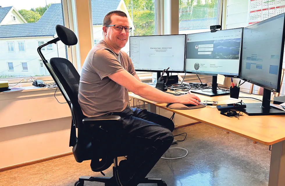 VENTAR EFFEKT: – Å bruka kunstig intelligens som støtte i arbeidet, kan gjera saksbehandlinga enklare og meir effektiv. Men den tilsette må alltid sjølv gå god for innhaldet, seier IKT-koordinator i Samnanger kommune, Morten Haugen.