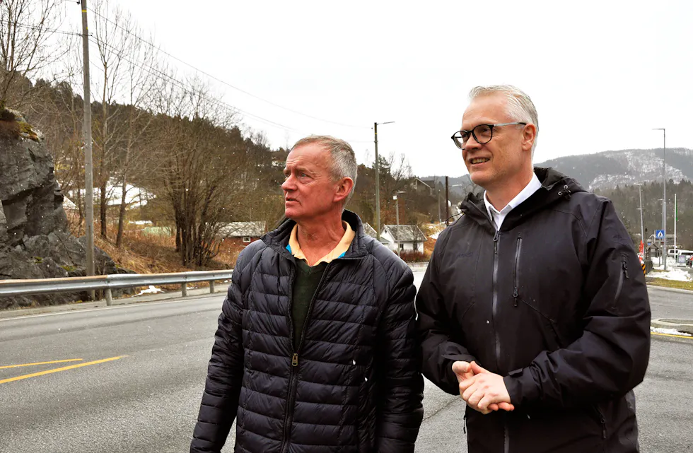 VIL VURDERA TRAFIKKLYS: Kommunestyret stilte seg bak forslaget til (t.v.) Arild Røen og Knut Harald Frøland om at rådmannen skal undersøkja om kommunen kan krevja trafikklys langs fylkesveg 49. Dei meiner det er særleg behov på mellom anna Bjørkheim.
