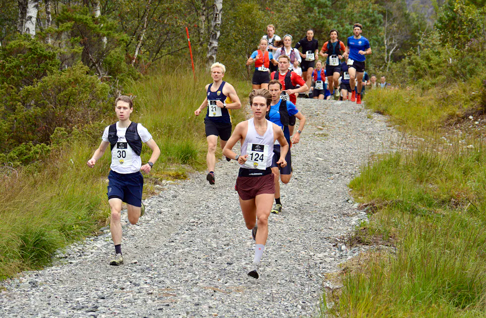 FRISK START: Sølvvinnar André Lenningsvik (t.v.) tok leiinga ut frå start i lag med Jonas Iversen Lilleskare (nr. 124) som tok bronse. Like bak han spring mannen som sikra seg gullet, Henrik Håkansson (i blått). Joel Dyrhovden (nr. 21) kom på femteplass. I raud vest eit lite stykke bak Joel ser me vinnaren av kvinneklassen, Anita Iversen Lilleskare.